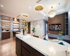 Ropa de cama de alta calidad, camas con efecto memoria y minibar 