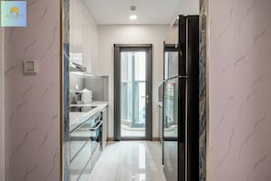 Apartamento panorâmico, 2 quartos, varanda, vista para a cidade | Cozinha privada | Geladeira, micro-ondas, cooktop, torradeira