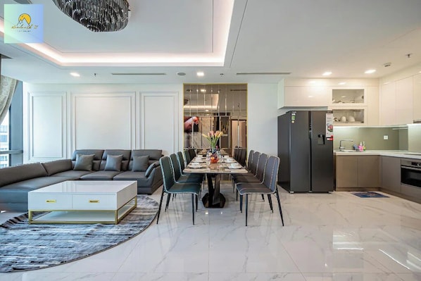 Apartamento presidencial, 3 quartos, sacada, vista para a cidade | Área de estar | TV de tela plana 42 polegadas com canais a cabo