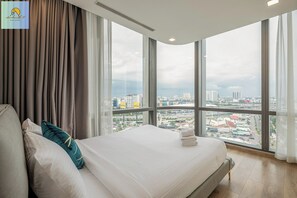 ซ��ิกเนเจอร์อพาร์ทเมนท์, 4 ห้องนอน, ระเบียง, วิวเมือง | เครื่องนอนระดับพรีเมียม, เตียงเมมโมรีโฟม, มินิบาร์