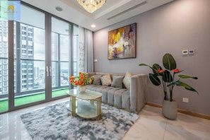 Apartamento panorâmico, 2 quartos, varanda, vista para a cidade | Área de estar | TV de tela plana 42 polegadas com canais a cabo