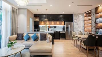 Căn hộ có thiết kế đặc trưng, 4 phòng ngủ, ban công, quang cảnh thành phố | 3 phòng ngủ, bộ đồ giường cao cấp