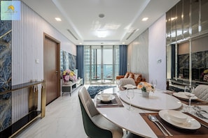 Appartamento panoramico, 2 camere da letto, patio, vista città | Area soggiorno | TV a schermo piatto 42 pollici con canali via cavo