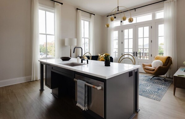 Suite exclusiva, no fumadores, cocina | Cocina privada | Frigorífico grande, microondas, horno y placa de cocina