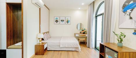 6 bedrooms, iron/ironing board, WiFi, bed sheets