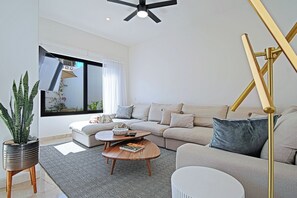 Smart TV, fireplace - Casa Colibrí - built 2023, Sleeps 8, Secure, 2 blks to Malecon, Private-HTD Pool (La paz)