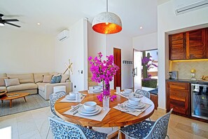 Dining - Casa Colibrí - built 2023, Sleeps 8, Secure, 2 blks to Malecon, Private-HTD Pool (La paz)