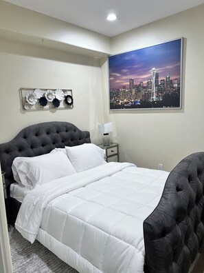 3 bedrooms, desk, iron/ironing board, free WiFi - 3-bedroom luxury house in charming Renton with WiFi, AC, fitness room, Theater  (Renton)