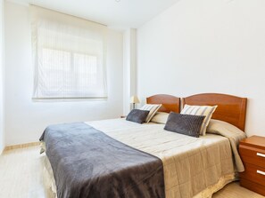 2 bedrooms, desk, iron/ironing board, WiFi