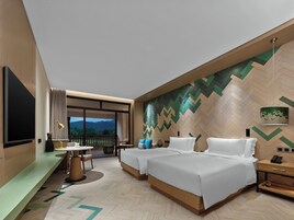 客房内保险箱、办公桌、遮光窗帘、熨斗/熨板