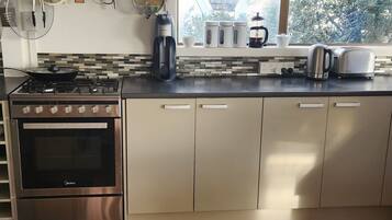 KĂŒhlschrank, Mikrowelle, Ofen, Herdplatte