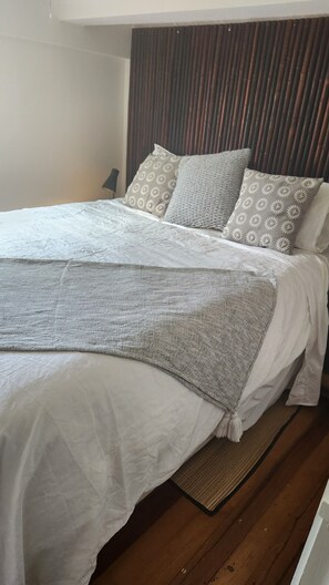 3 bedrooms, desk, WiFi, bed sheets