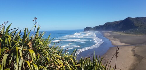  Piha Beachfront Sunset and Surf Watch! 