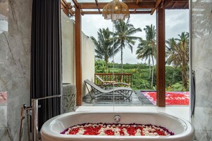 标准别墅, 花园景观 | 浴室 | 独立的浴缸和淋浴、名牌洗护用品、吹风机、坐浴桶