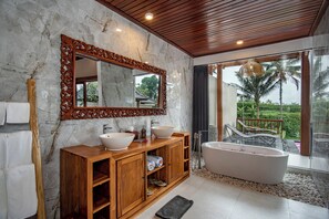 Standard Villa, Garden View | Bathroom | Separate tub and shower, designer toiletries, hair dryer, bidet - Dewi Kunti Villa (Sebatu)