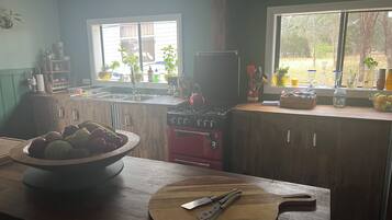 Refrigerador, parrilla de estufa, tetera eléctrica y periquera