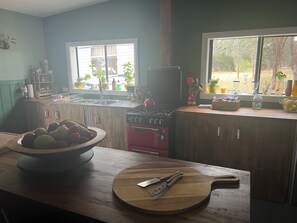 Réfrigérateur, plaque de cuisson, bouilloire électrique, chaise haute