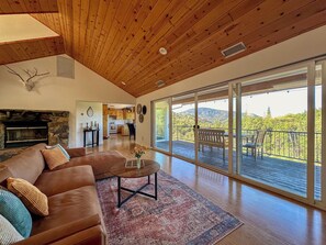 Smart TV, fireplace, table football, ping pong - Mariposa Riverfront Serenity w/ Stunning Views, Starlink Wifi, and EV Charger (Mariposa)