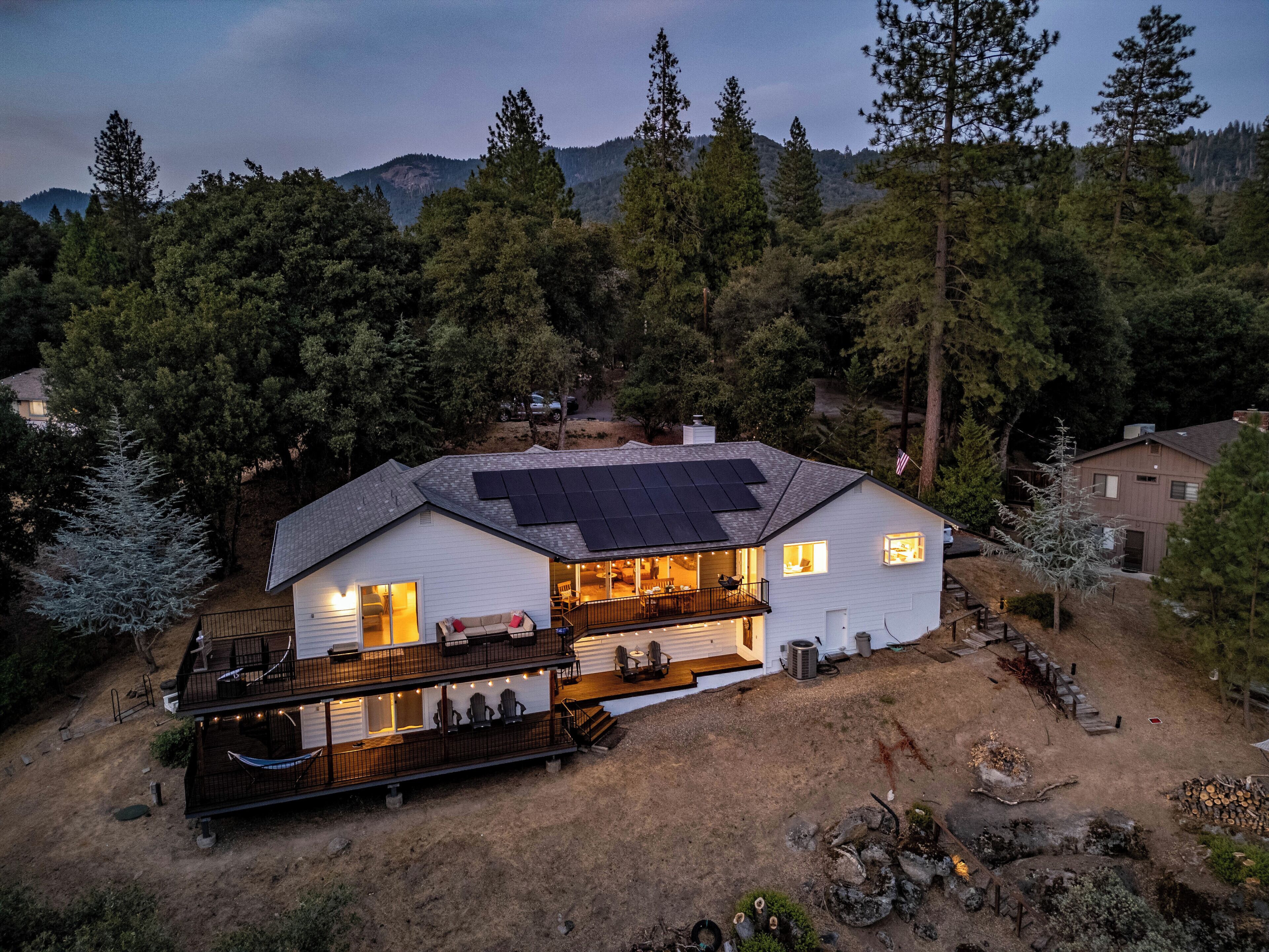 Mariposa Riverfront Serenity w/ Stunning Views, Starlink Wifi, and EV Charger