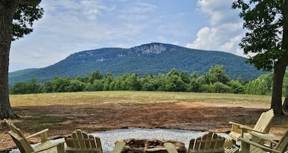 Charming 2-bedroom farmhouse with an awesome view minutes from Hanging Rock