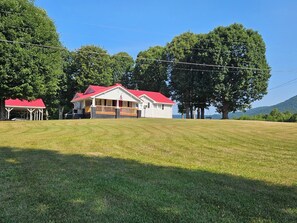 Exterior - Charming 2-bedroom farmhouse with an awesome view minutes from Hanging Rock (Germanton)