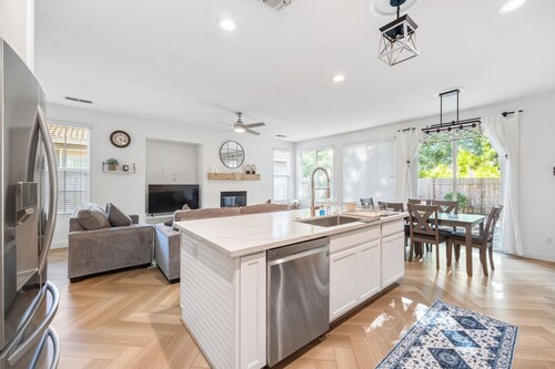 Cozy & Contemporary Sacramento Gateaway 