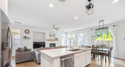 Cozy & Contemporary Sacramento Gateaway