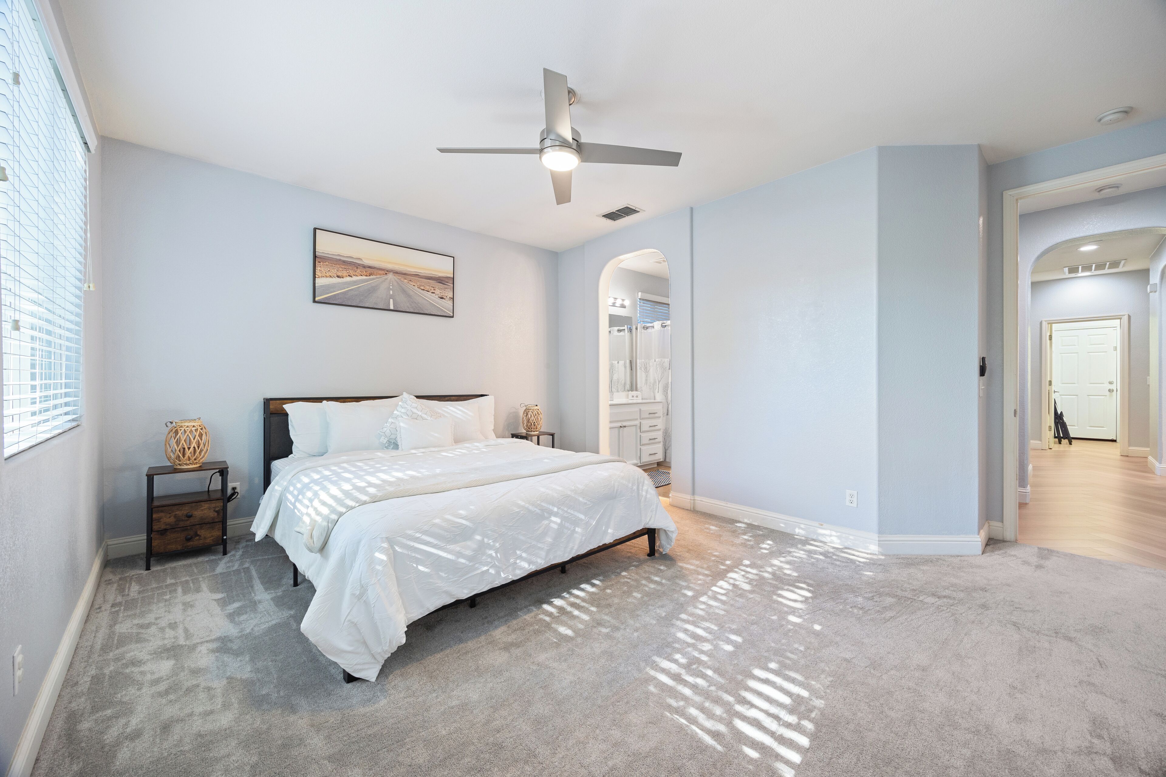 3 habitaciones, tabla de planchar con plancha, wifi y ropa de cama 