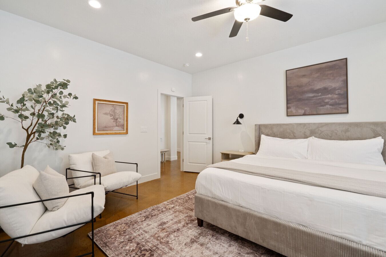 4 camere, una scrivania, ferro/asse da stiro, culla da viaggio