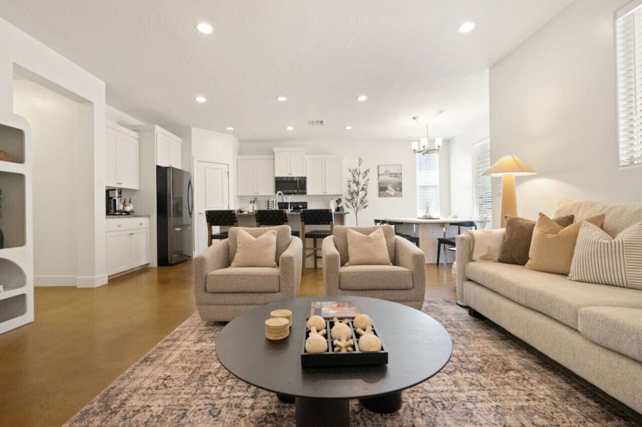 Älytelevisio, pöytätennispöytä, kirjoja