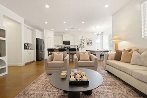 TV connectée, table de tennis de table, livres