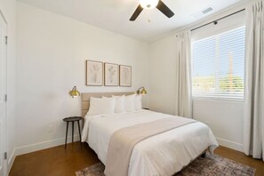 4 habitaciones, escritorio y tabla de planchar con plancha 