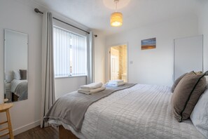 3 quartos, ferros/tábuas de passar roupa, berço de viagem