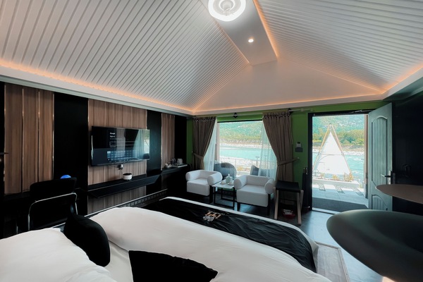 Deluxe Studio, 1 King Bed, River View | Egyptian cotton sheets, premium bedding, minibar (some free items), desk