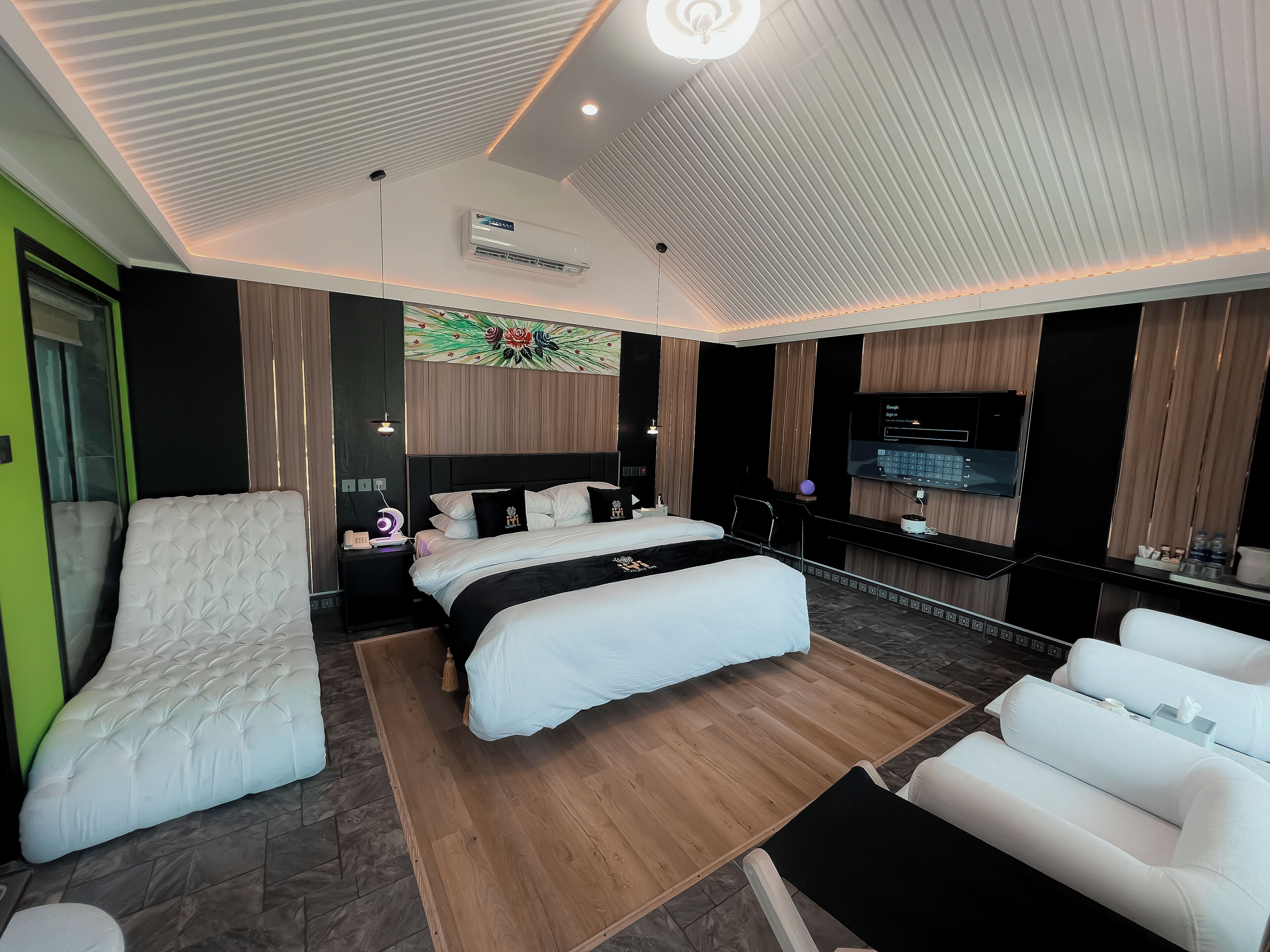 Egyptian cotton sheets, premium bedding, free minibar items, desk