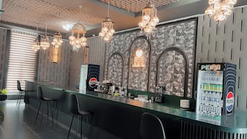 2 restaurants; breakfast, dinner and brunch served