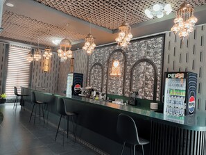 2 restoran; melayani sarapan, makan malam, dan sarapan siang