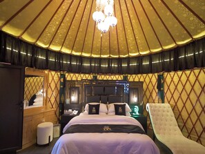 Luxury Studio Suite, River View | 1 bedroom, Egyptian cotton sheets, premium bedding, free minibar items
