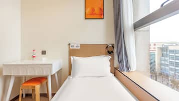 Comfortable Single Room (Shared bathroom)(Have window) | Laptop workspace, free WiFi