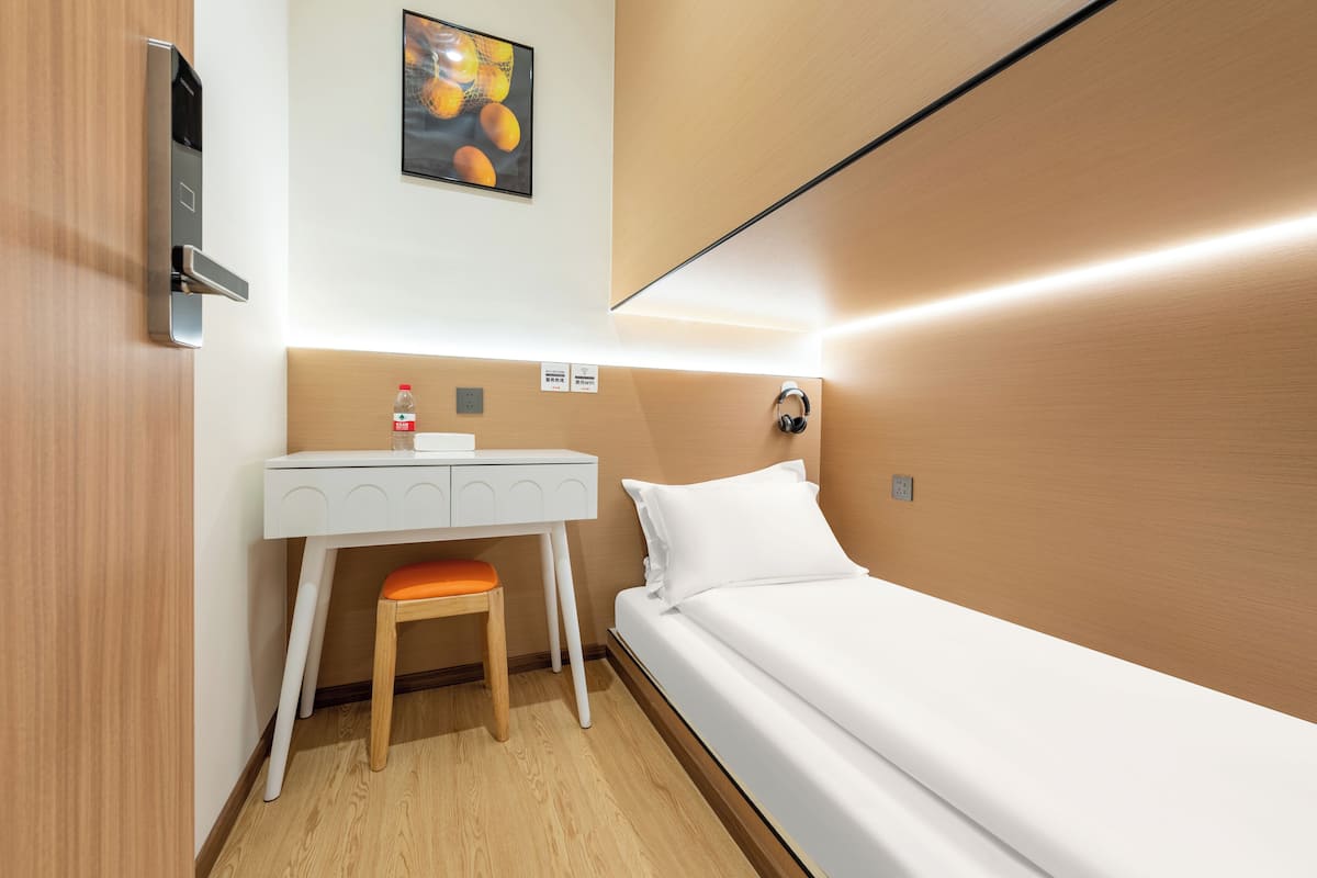 Z Scenic - Single Occupancy (Lower bunk) (Shared bathroom)(No window) | Laptop workspace, free WiFi