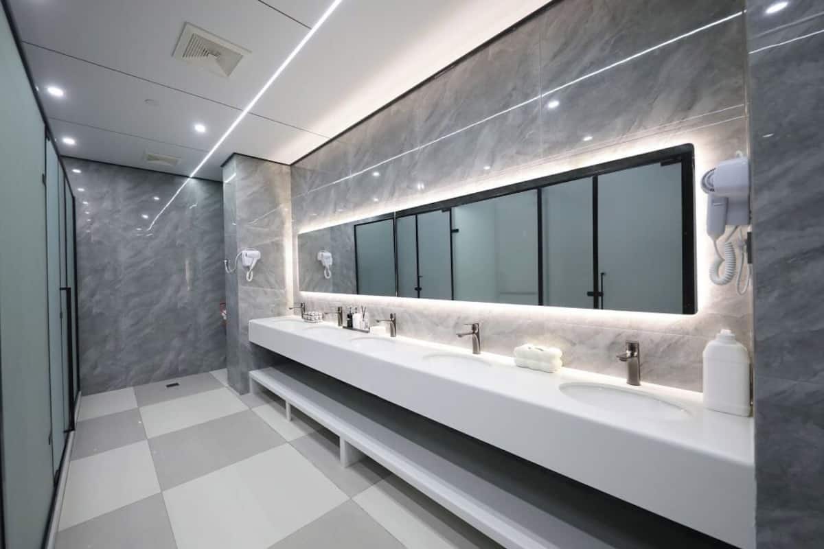 Comfortable Single Room (Shared bathroom)(Have window) | Laptop workspace, free WiFi