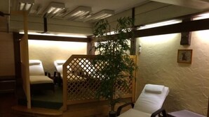 A room with a bed, a small table, a chair, and a plant. - Ferienwohnung Nr. 23, 55 qm, 2 Personen, 1 Schlafzimmer, Balkon (Unterwössen)