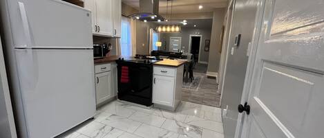 Køleskab, mikrobølgeovn, ovn, kogeplade