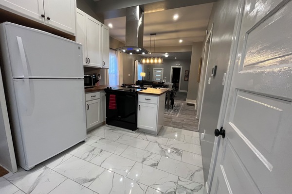 Een koelkast, een magnetron, een oven, een kookplaat