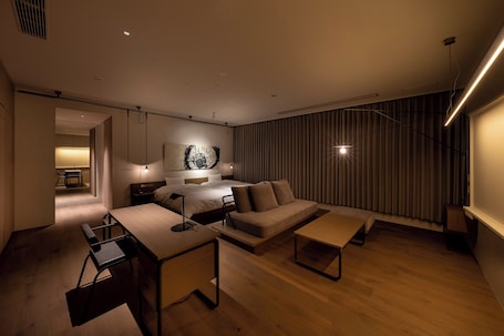 Cubrecamas y caja de seguridad en la habitación