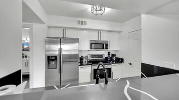 ثلاجة، ميكروويف، فرن، موقد طهي مسطح