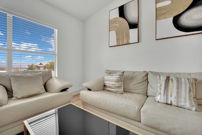 Charming 2-bedroom condo near to Strip