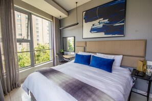 1 habitación, tabla de planchar con plancha y ropa de cama 