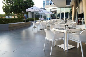 Outdoor dining - The Capital on the Park-Studio Apartment (Sandton)