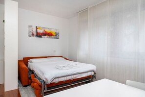 Iron/ironing board, WiFi, bed sheets